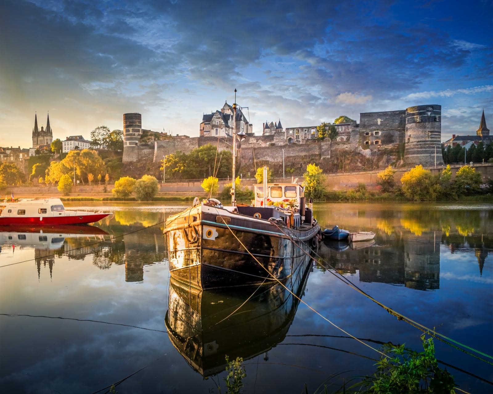 Le château d'Angers et les bords de Maine au lever du soleil